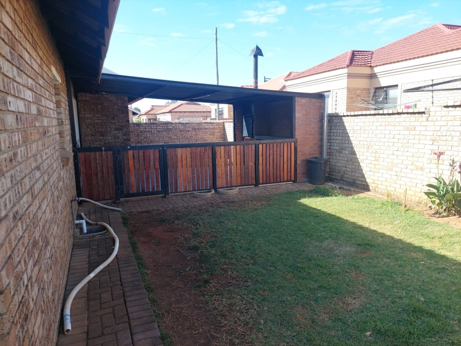 To Let 2 Bedroom Property for Rent in Meiringspark North West